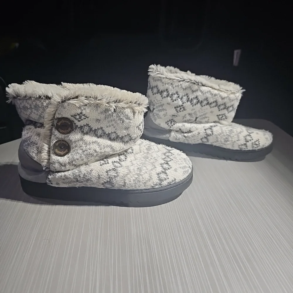 Dearfoams‎ Slippers Womens Small (5-6) Sweater Knit 2 Button Good PreOwned